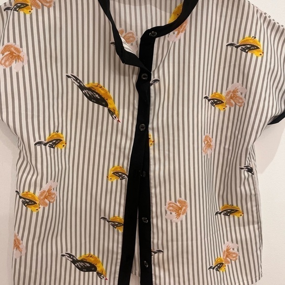 SHORT sleeve bouton with yellow bird size medium ESQ - Picture 1 of 6